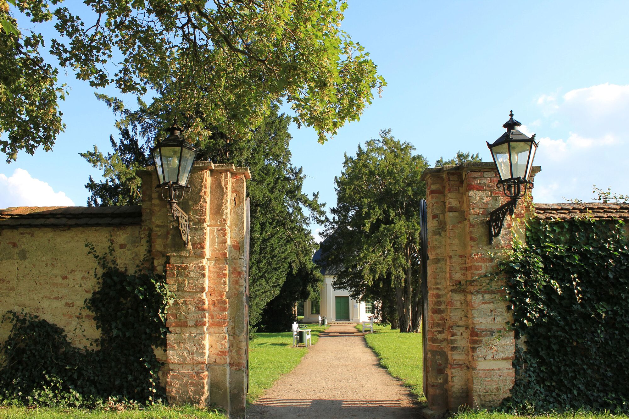 Im weißen Pavillon im Schlosspark können sich Brautpaare in wunderbarem Ambiente das ja-Wort geben.